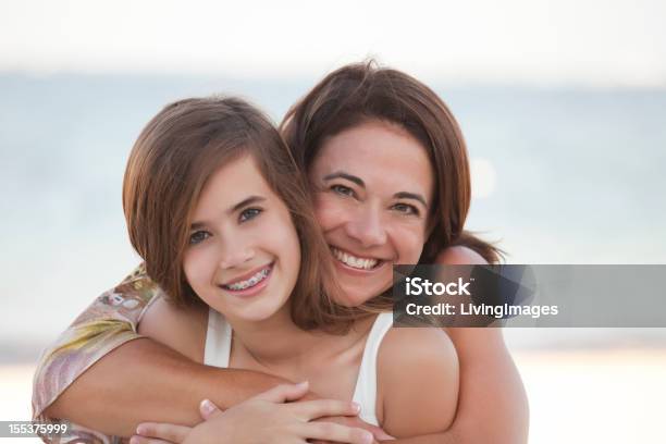 Madre Figlia Sulla Spiaggia - Fotografie stock e altre immagini di Apparecchio ortodontico - Apparecchio ortodontico, Madre, Bambino