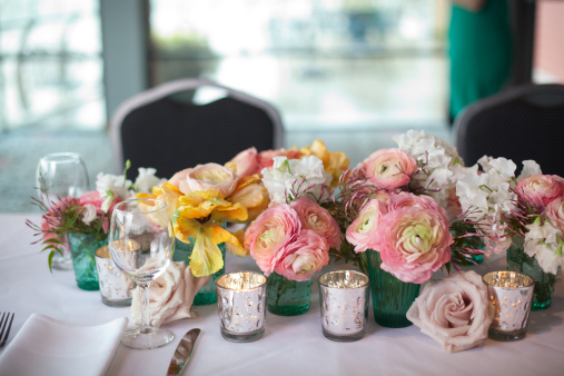 Centro de flor de primavera con mesa de comedor photo