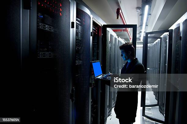 Il Programmatore - Fotografie stock e altre immagini di Server di rete - Server di rete, Dati, Supporto tecnico