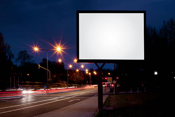 outdoor de publicidade em branco na rua da cidade à noite - outdoor road - fotografias e filmes do acervo
