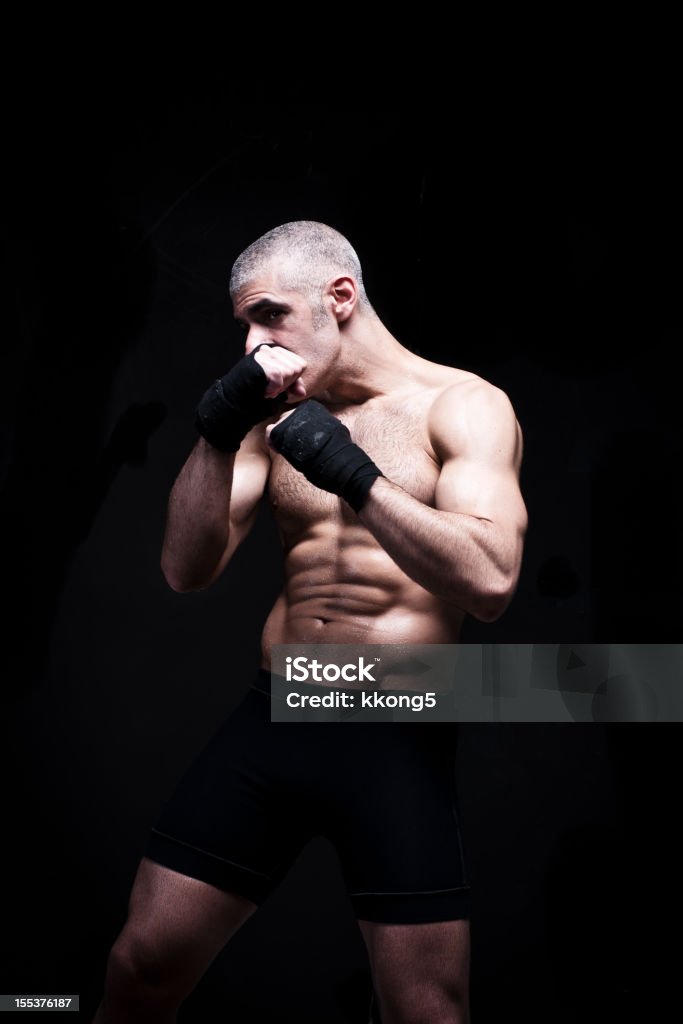 Arti marziali miste MMA -: Muscoloso Lottatore indossare pantaloncini neri - Foto stock royalty-free di A petto nudo