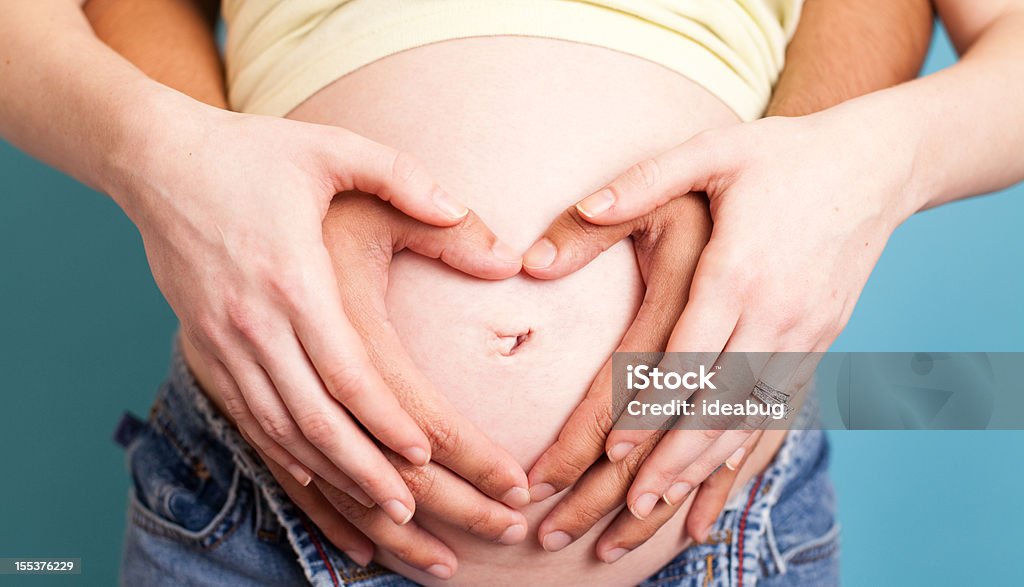 Беременная женщина европеоидной расы или испанского человек, делая сердце с руками - Стоковые фото 20-24 года роялти-фри