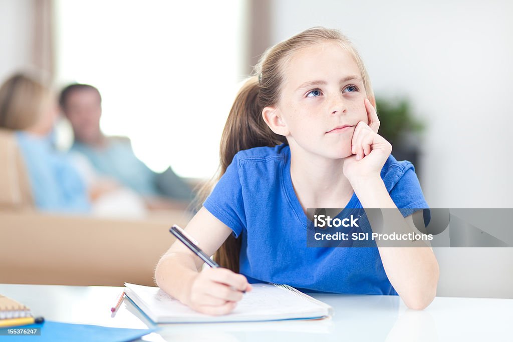 Jovem garota fazendo lição de casa pensando enquanto - Foto de stock de Contemplação royalty-free