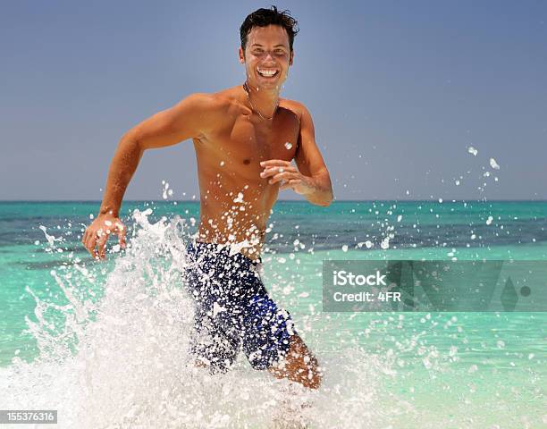 Atractivo Hombre Corriendo En La Playa Xxxl Foto de stock y más banco de imágenes de 20-24 años - 20-24 años, 25-29 años, 30-39 años