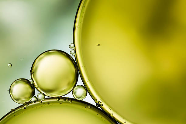 aceite & agua-fondo abstracto verde macro - aceite para cocinar fotos fotografías e imágenes de stock