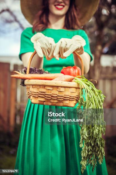 Años Cincuenta Estilo Ama De Casa Con Verduras Cesta Foto de stock y más banco de imágenes de 1950-1959