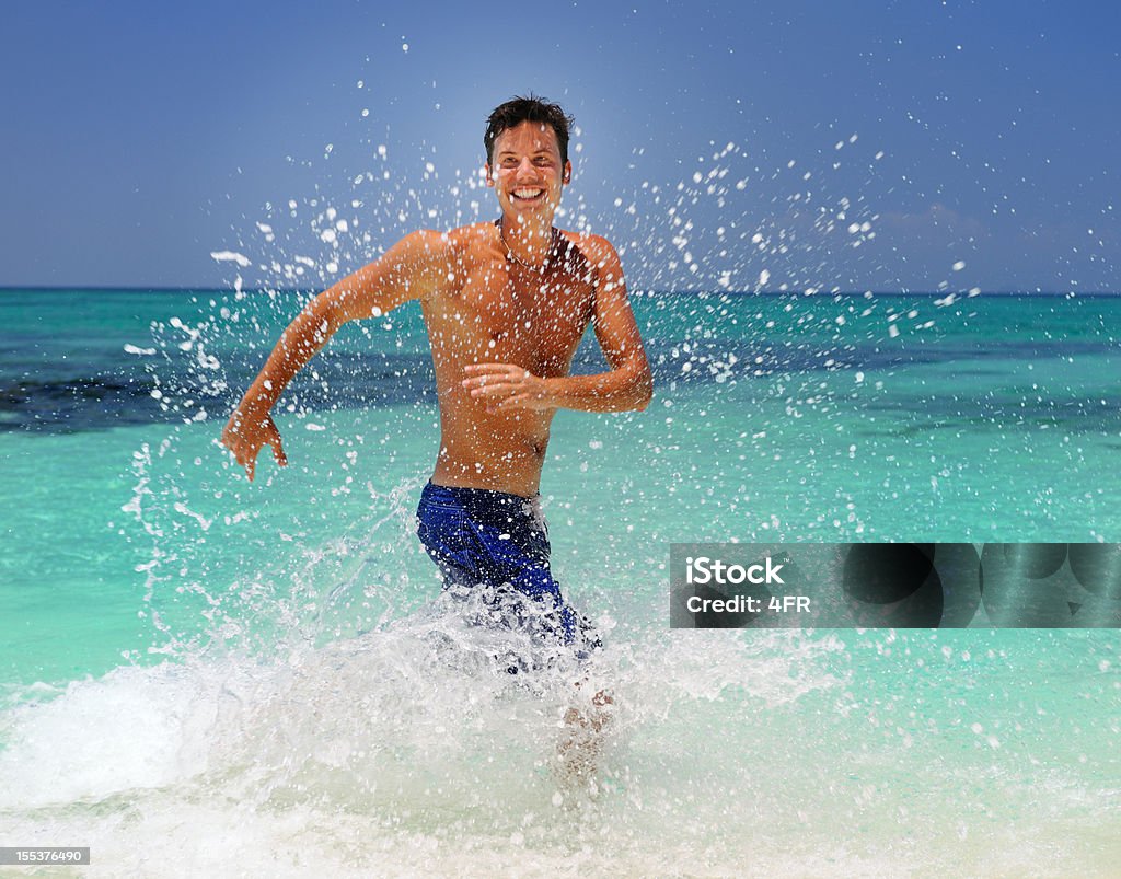 Bonito macho correr na praia (XXXL - Royalty-free 20-24 Anos Foto de stock