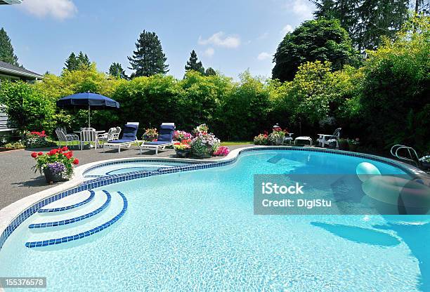 Jardín De La Piscina Foto de stock y más banco de imágenes de Piscina - Piscina, Lujo, Sin personas