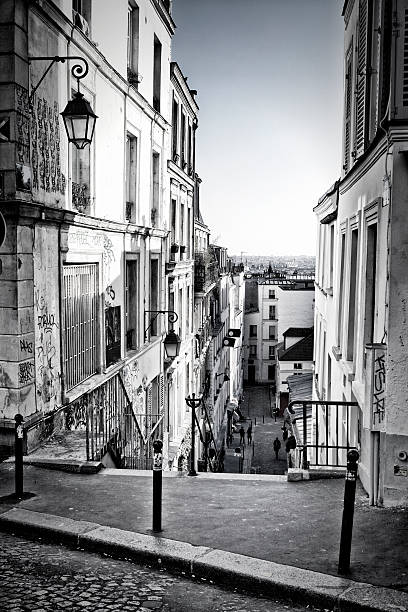 miasta paryż z montmartre - vanishing point diminishing perspective street vertical zdjęcia i obrazy z banku zdjęć