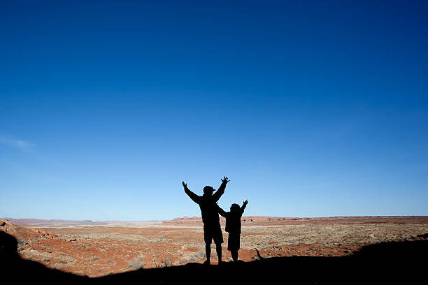 padre e figlio paesaggio del deserto - sonoran desert desert badlands mesa foto e immagini stock