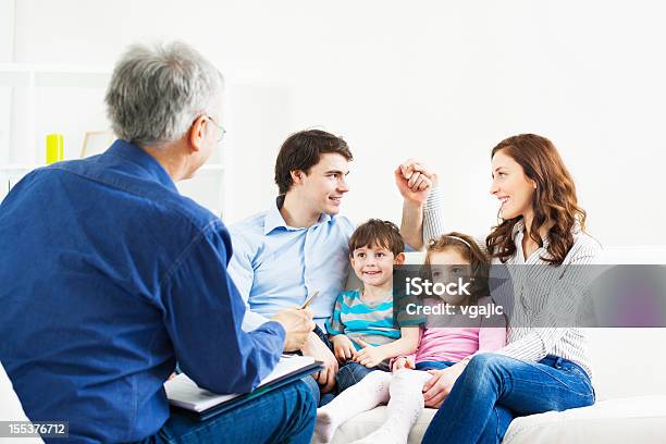 Casamento Terapêutica Família A Falar Especialista Na Área - Fotografias de stock e mais imagens de Profissional de saúde mental