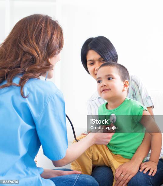 Gemischtes Familie Mit Kind Besuchen Arzt Stockfoto und mehr Bilder von Arzt - Arzt, Kinderarzt, Eltern