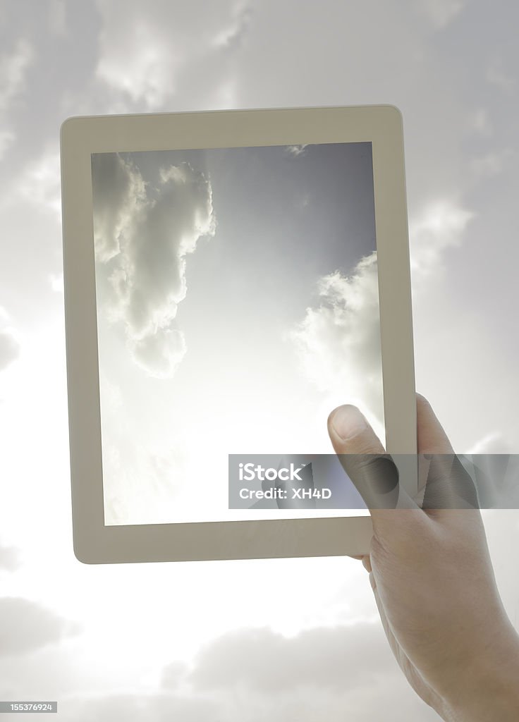 digital tablet con cloud - Foto stock royalty-free di Ambientazione esterna