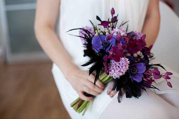 novia holding bouquet púrpura brillante - wood single flower flower bouquet fotografías e imágenes de stock