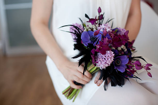 noiva segurando brilhante roxo ramo - bouquet wedding bride single flower imagens e fotografias de stock