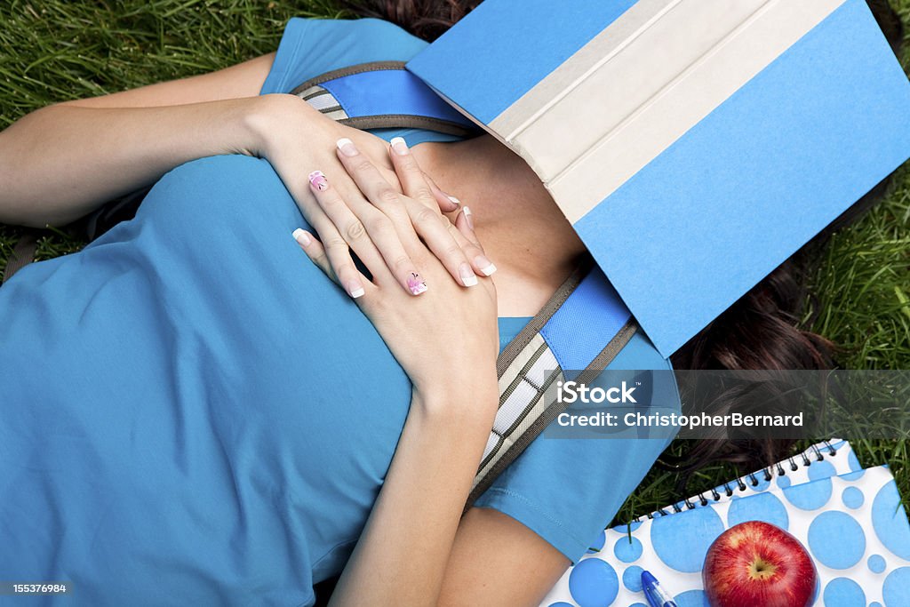 Колледж студент, спать на ее книги - Стоковые фото Книга роялти-фри
