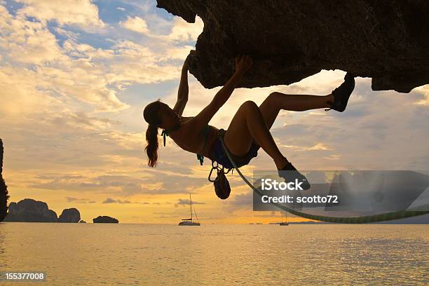 Frau Rockclimbing Silhouette Stockfoto und mehr Bilder von Felsklettern - Felsklettern, Kontur, Abenteuer