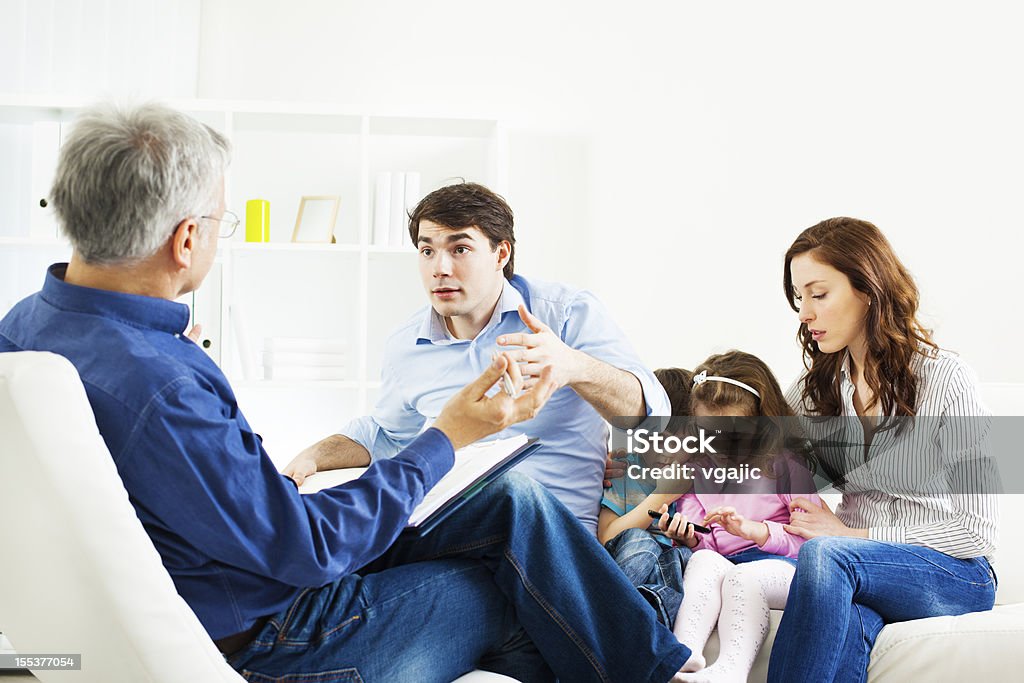 Matrimonio terapia. Famiglia parlando consulente - Foto stock royalty-free di Famiglia