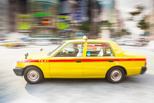 beschleunigung taxi in tokio-stadt - car driving transportation tokyo prefecture stock-fotos und bilder