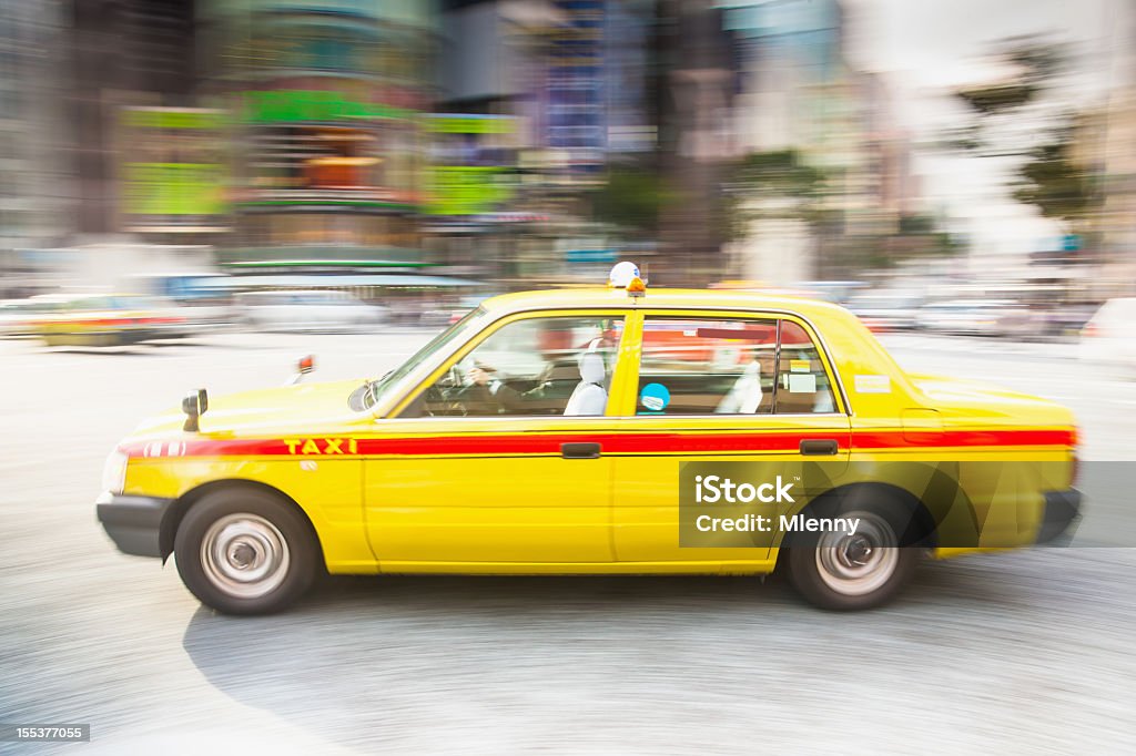 과속 활주하다 도쿄 시티 - 로열티 프리 택시 스톡 사진