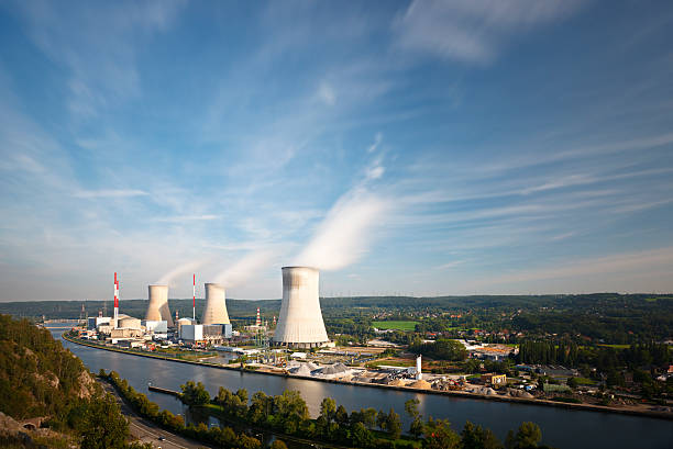 centrale nucleare a fiume esposizione lunga - tihange foto e immagini stock