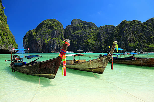 hermoso maya bay - thailand fotografías e imágenes de stock