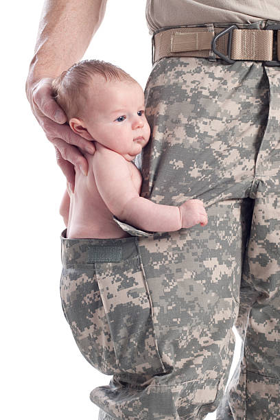 Bebé En Uniforme Militar Padres Pocket Foto de stock y más banco de  imágenes de Bebé - Bebé, Personal militar, Agarrar - iStock