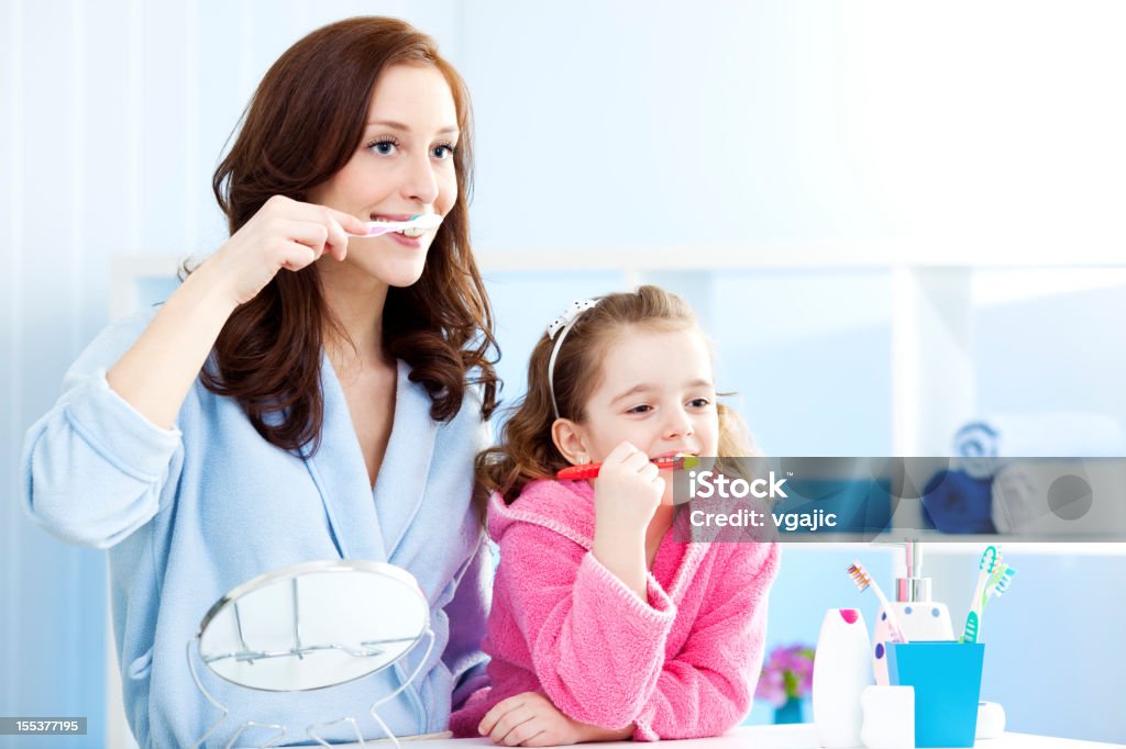 Mère et enfant se brosser les dents ensemble. - Photo de Se brosser les dents libre de droits