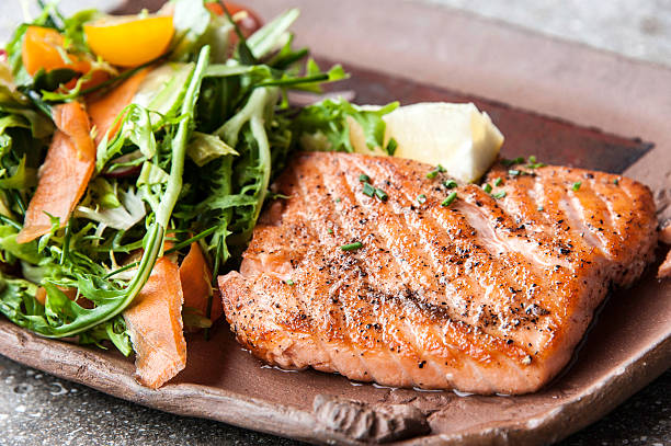 filete de salmón salvaje - salad course fotografías e imágenes de stock
