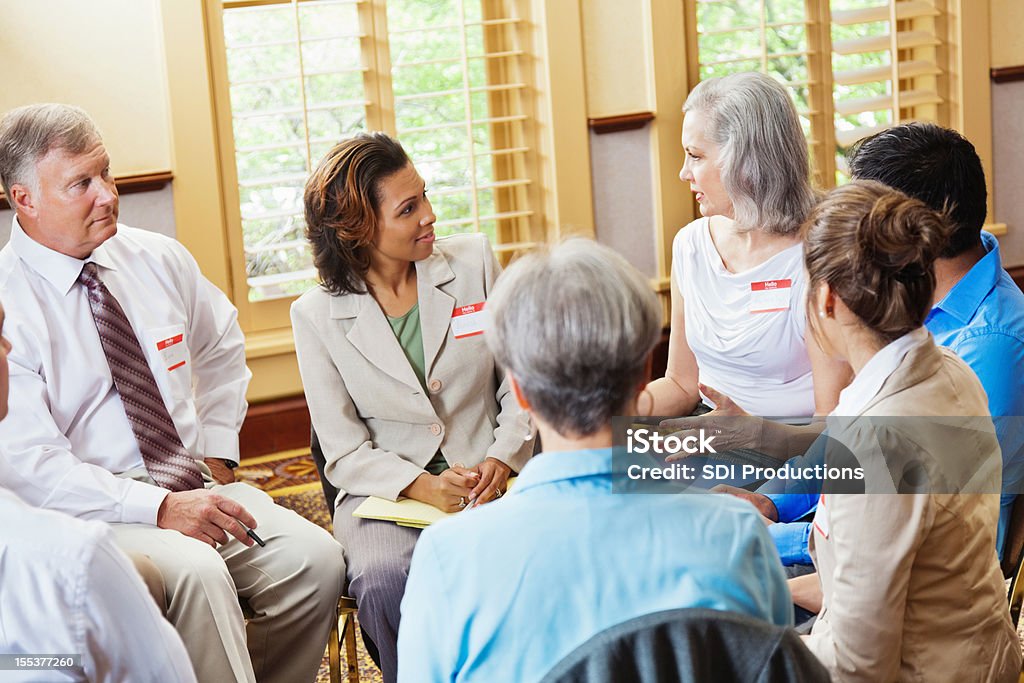 Diverso grupo de apoyo en discusión seria - Foto de stock de Reunión libre de derechos