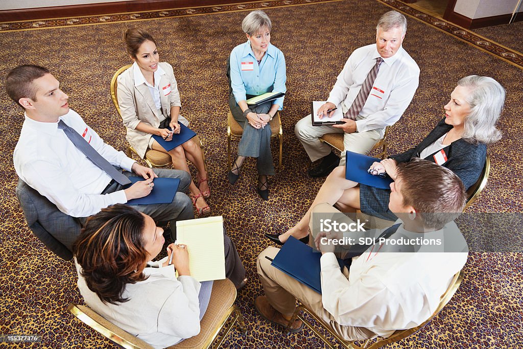Grupo de pessoas em círculo discutir alguma coisa - Royalty-free Adulto Foto de stock