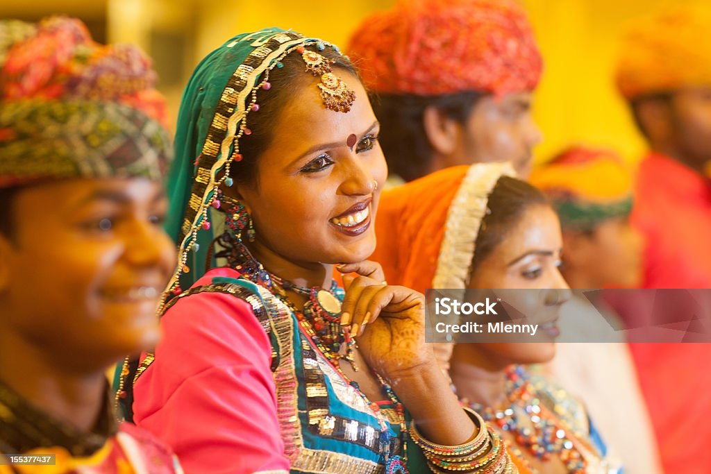 Femme souriante de musique indienne traditionnelle groupe - Photo de Bollywood libre de droits