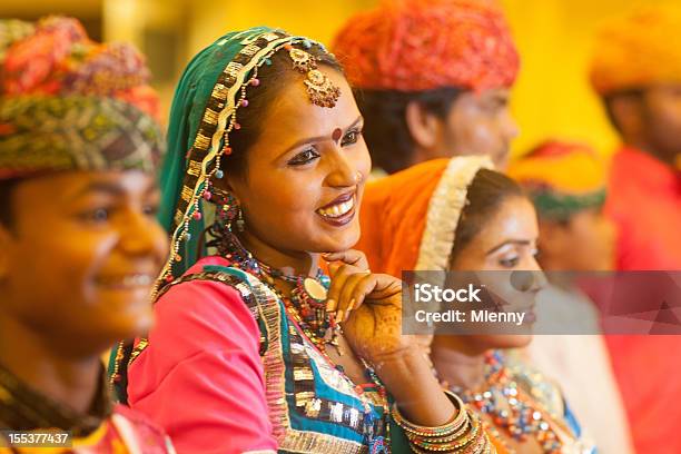 Photo libre de droit de Femme Souriante De Musique Indienne Traditionnelle Groupe banque d'images et plus d'images libres de droit de Bollywood