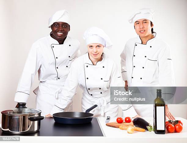 Equipo De Chefs En La Cocina Foto de stock y más banco de imágenes de Fondo blanco - Fondo blanco, Pequeña empresa, Personas