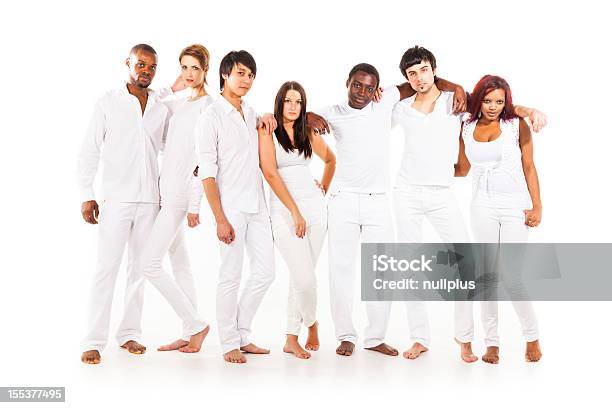 Grupo Multiétnico De Adultos Jóvenes Foto de stock y más banco de imágenes de Encuadre de cuerpo entero - Encuadre de cuerpo entero, Hombres, Modelo de modas