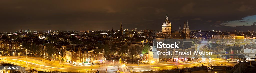 Veduta aerea di città illuminata di notte, Amsterdam, Paesi Bassi - Foto stock royalty-free di Ambientazione esterna