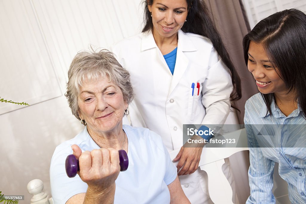 Senior Frau. Physiotherapie mit Arzt, Mitglied der Familie. Gewichtheben. - Lizenzfrei Alter Erwachsener Stock-Foto