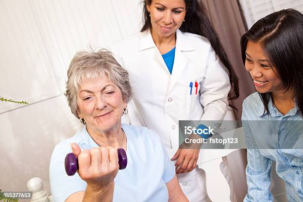 Senior Frau Physiotherapie Mit Arzt Mitglied Der Familie Gewichtheben Stockfoto und mehr Bilder von Alter Erwachsener