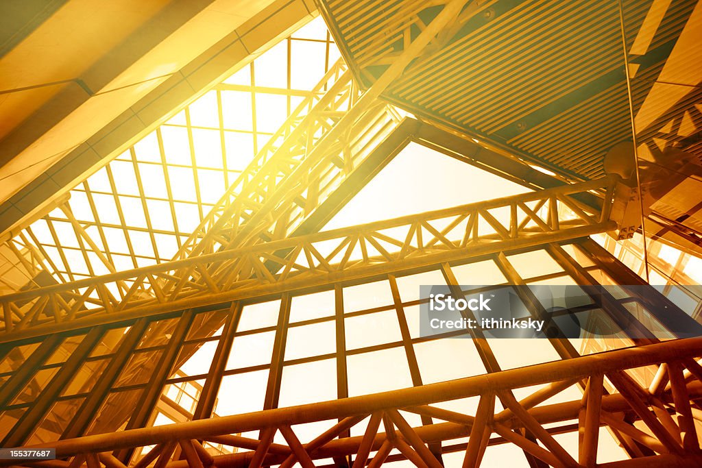 Edificio contemporáneo con luz del sol - Foto de stock de Amarillo - Color libre de derechos
