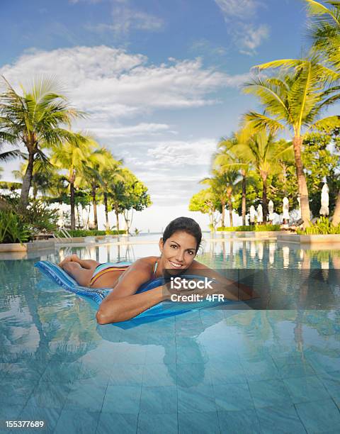 Exklusive Poolzeit Zum Entspannen Xxxl Stockfoto und mehr Bilder von 20-24 Jahre - 20-24 Jahre, Aktiver Lebensstil, Attraktive Frau