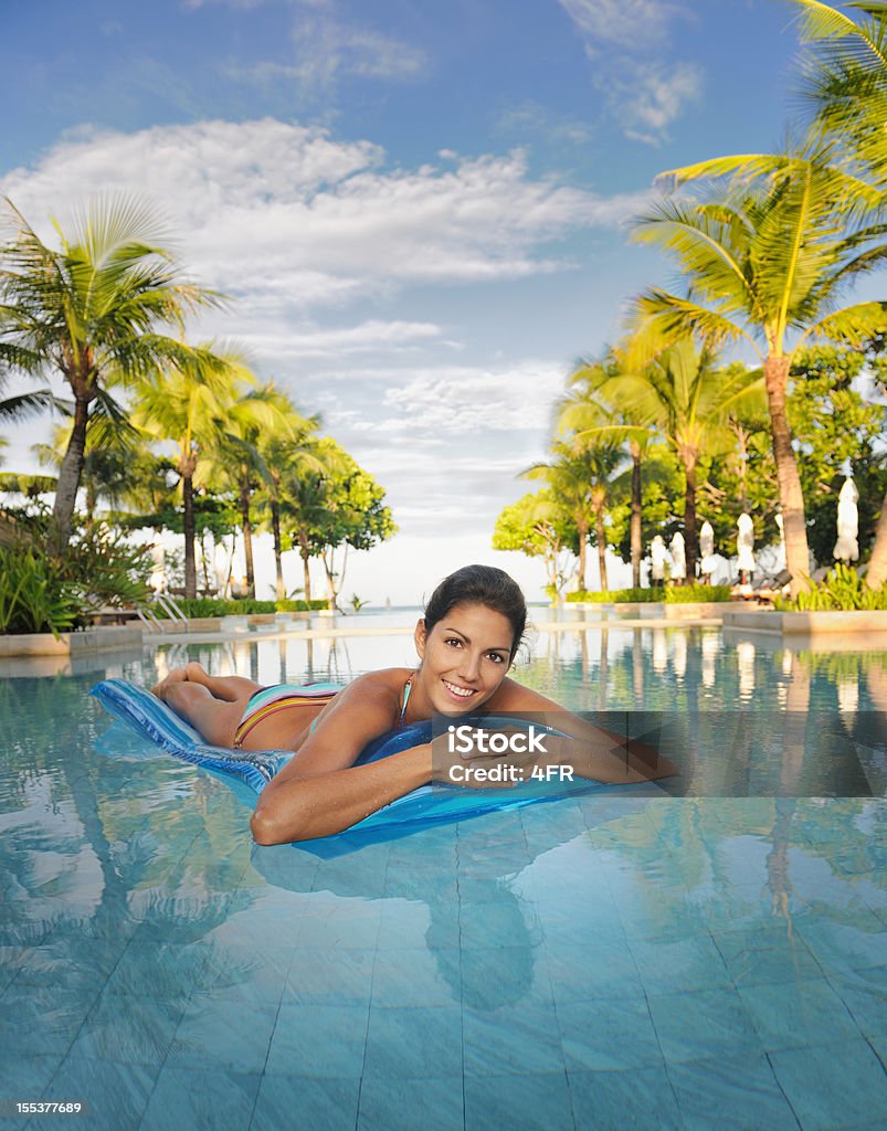 Esclusiva piscina-tempo per il Relax (XXXL - Foto stock royalty-free di 20-24 anni