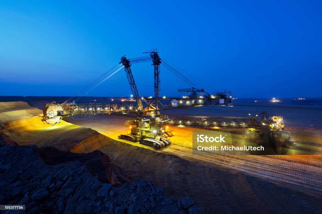 Гигантский ведро-колесо Excavator At Night - Стоковые фото Горнодобывающая промышленность роялти-фри