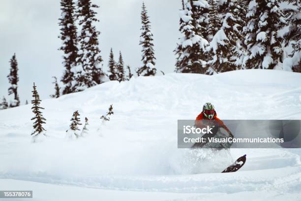 Nieve Foto de stock y más banco de imágenes de Motoesquí - Motoesquí, Accesorio de cabeza, Actividad
