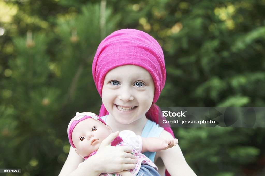 Uśmiechnięte dziecko z Lalka chemioterapii - Zbiór zdjęć royalty-free (Rak - Nowotwór)