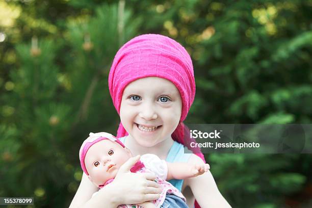 Uśmiechnięte Dziecko Z Lalka Chemioterapii - zdjęcia stockowe i więcej obrazów Rak - Nowotwór - Rak - Nowotwór, Dziecko, Dziewczyny
