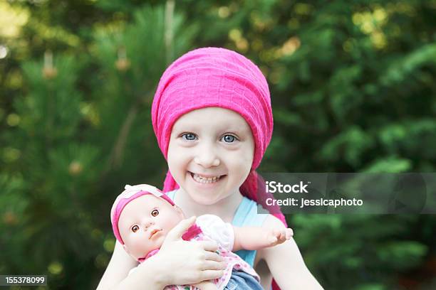 Criança Sorridente Com Quimio Boneca - Fotografias de stock e mais imagens de Cancro - Cancro, Criança, Queda de Cabelo