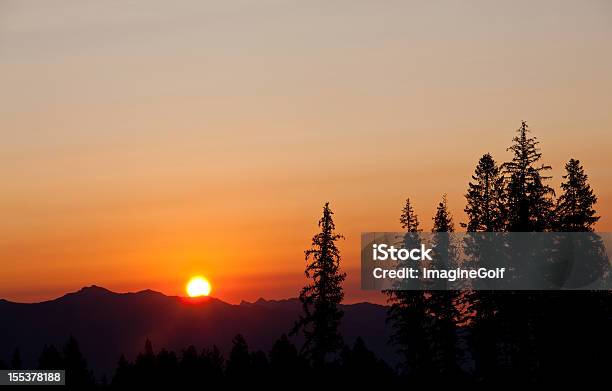 Góra Zachód Słońca - zdjęcia stockowe i więcej obrazów Bez ludzi - Bez ludzi, Bór sosnowy, Czerwony
