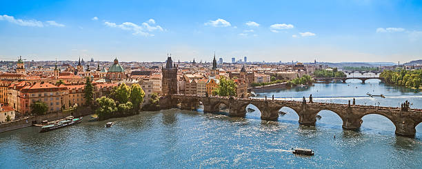 charles ponte sobre o rio vltava, praga - rio vltava - fotografias e filmes do acervo