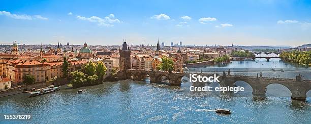 Charles Ponte Sobre O Rio Vltava Praga - Fotografias de stock e mais imagens de Praga - Boémia - Praga - Boémia, Panorâmica, Horizonte Urbano