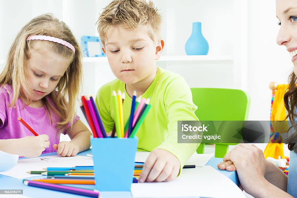 保育園：お子様向けのアクティビティーのカラーリングと物作ります。 - 図画のロイヤリティフリーストックフォト